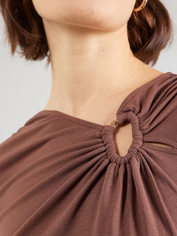 ABOUT YOU Shirt 'Hilde' in Bruin