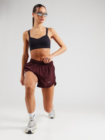 NIKE Regular Urheiluhousut 'TEMPO' värissä punainen