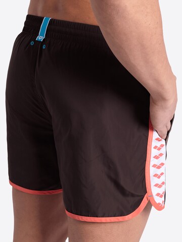 ARENA Badshorts 'TEAM STRIPE' i brun