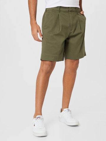 Abercrombie & Fitch Regular Pleat-front trousers in Green: front