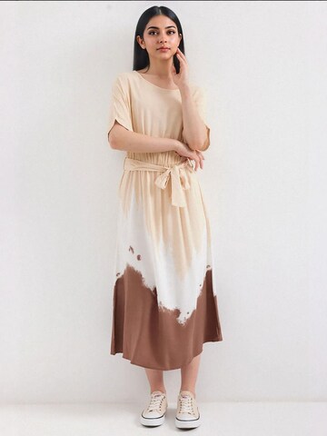 Bigdart Dress in White: front