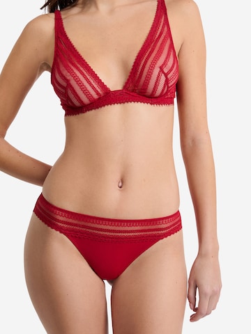 Slip di ETAM in rosso: frontale