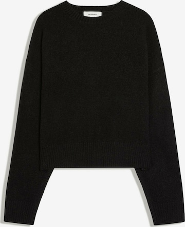 Pulover de la Bershka pe negru: față