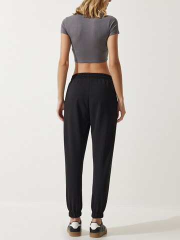 Tapered Pantaloni di Happiness İstanbul in nero