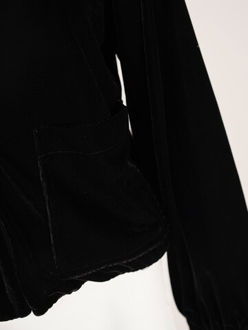 Veste mi-saison 'YOLIGEX Samtjacke Schwarz V-Ausschnitt mit Taschen' yoligex en noir