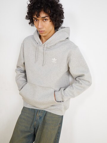 ADIDAS ORIGINALS - Sweatshirt 'ESS' em cinzento