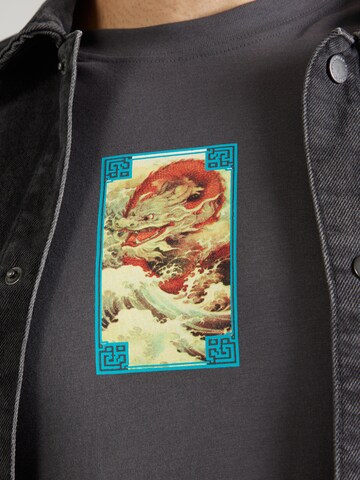 JACK & JONES Bluser & t-shirts 'JORBIG JAPAN' i grå