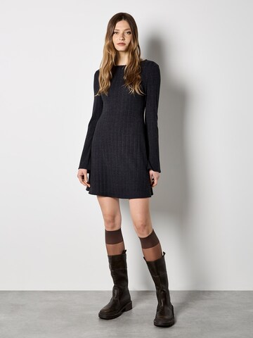Apricot Kleid in Schwarz: Vorderseite