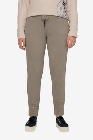 LAURASØN Tapered Pants in Beige: front