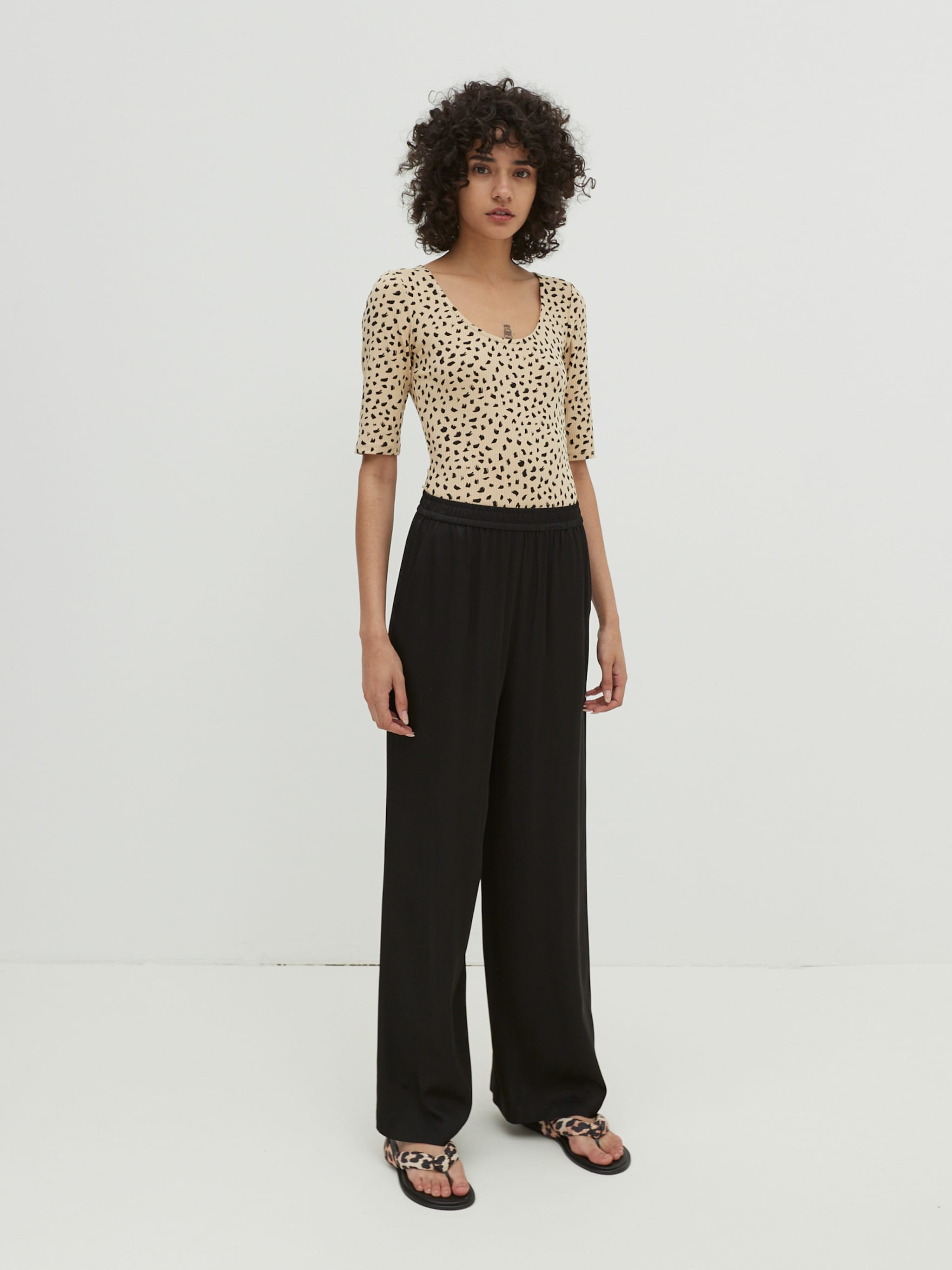 EDITED Producten Shirt 'Anian' Beige