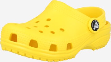 Chaussures ouvertes Crocs en jaune : devant