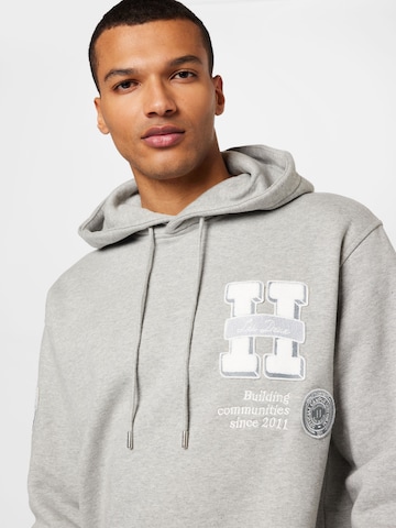 Les Deux Sweatshirt 'Varsity' in Grau