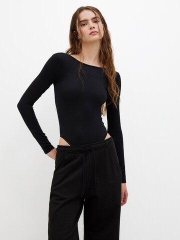 Pull&Bear Shirt body in Zwart: voorkant