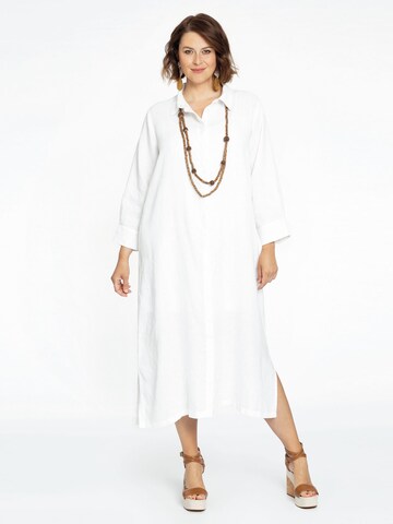 Yoek Shirt Dress in White: front
