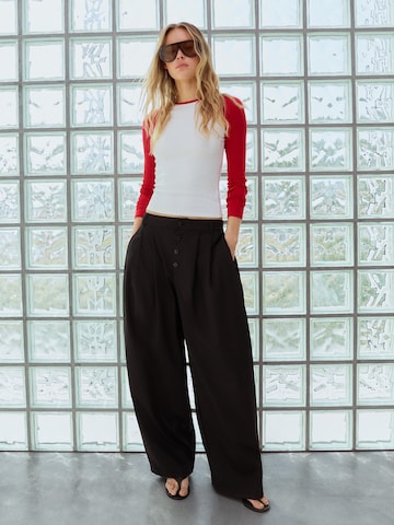 Bershka Barrel Plisované nohavice - Čierna