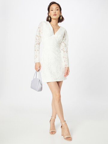 Robe de cocktail Chi Chi London en blanc