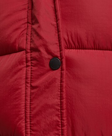 Manteau d’hiver Superdry en rouge