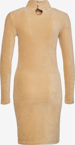 Robe Karl Kani en beige