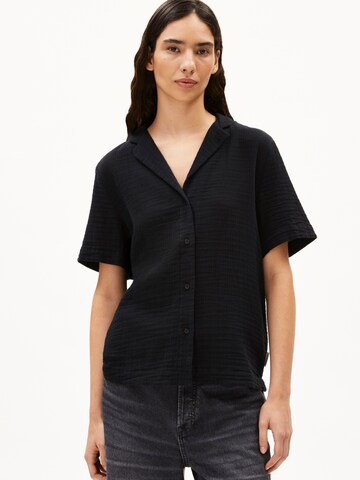 ARMEDANGELS Blouse 'MAAITE' in Zwart: voorkant