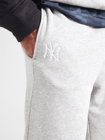 Effilé Pantalon 'NEYYAN' NEW ERA en gris