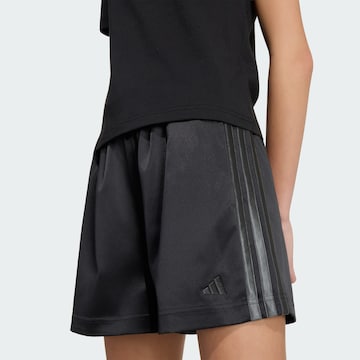 Loosefit Pantaloni sportivi di ADIDAS SPORTSWEAR in nero: frontale