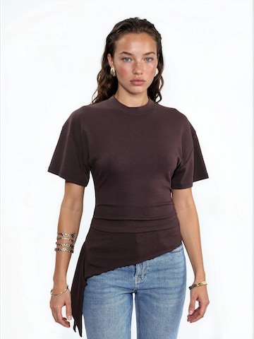 Busem T-Shirt in Braun: Vorderseite