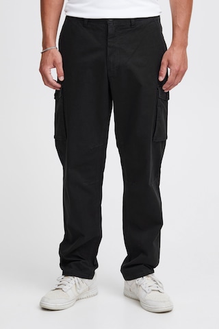 !Solid Regular Cargo Pants in Black: front