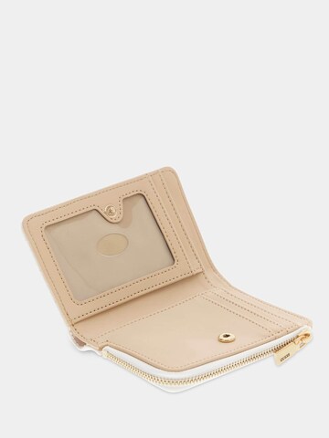 GUESS Wallet 'Stacey' in White