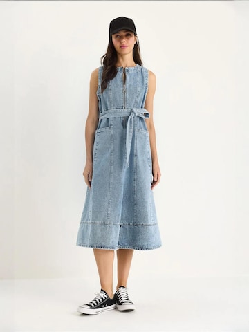 Abito di Bianco Lucci in blu: frontale