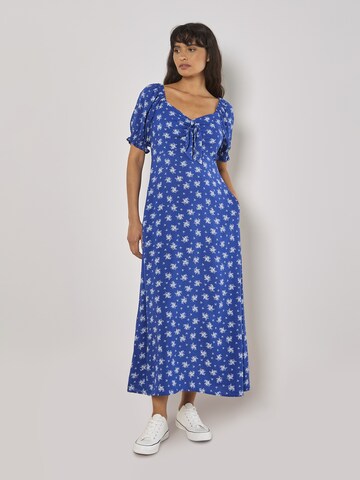 Robe 'Milkmaid' Apricot en bleu