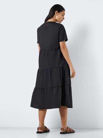 Noisy may Dress 'NMCAROLINE' in Black