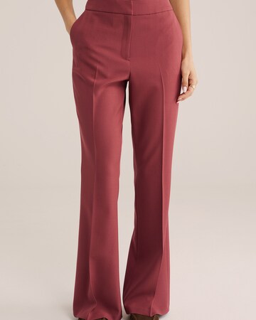 Flared Pantaloni con piega frontale di WE Fashion in rosso: frontale