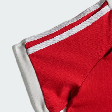 ADIDAS ORIGINALS - Camiseta en rojo
