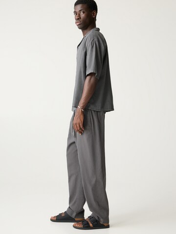 Loosefit Pantalon Pull&Bear en gris