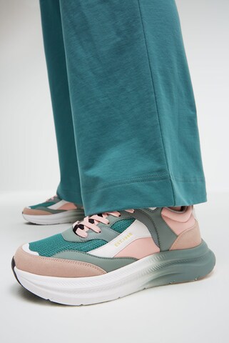 Soccx Sneakers in Pink: front