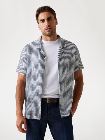 GUESS Regular fit Button Up Shirt in Blue: front