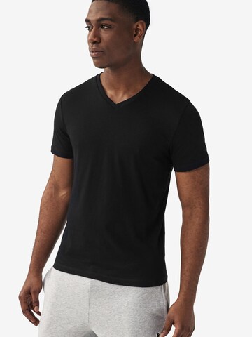 Tricou de la Next pe negru: față