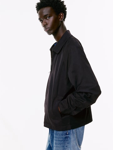 Pull&Bear Prechodná bunda - Čierna