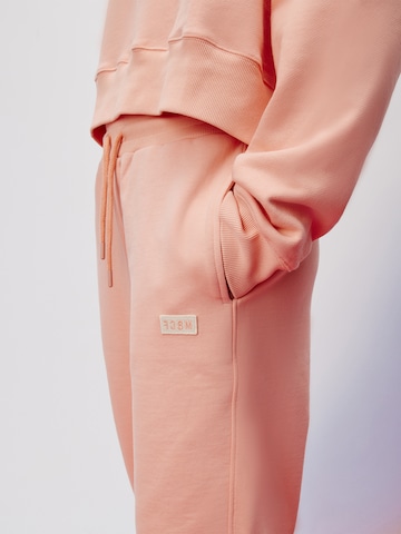 FCBM Zwężany krój Spodnie 'Emma' w kolorze różowy