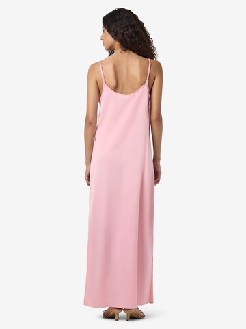 Noisy may Jurk in Roze