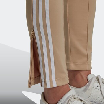 ADIDAS ORIGINALS Slimfit Housut 'Primeblue Sst' värissä beige