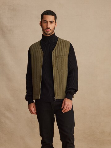 DAN FOX APPAREL - Chaleco 'Fabian' en verde: frente