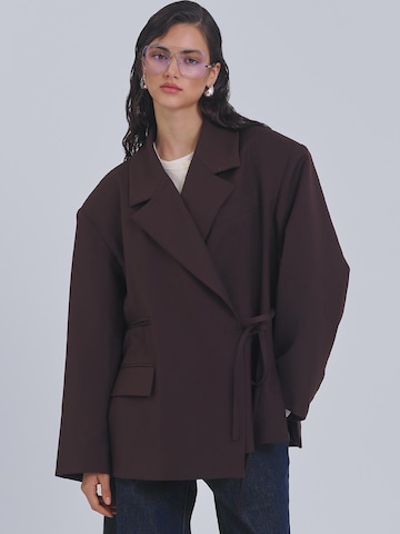 AEMMI Blazers 'WRAP OVERSIZED BLAZER' in Bruin: voorkant