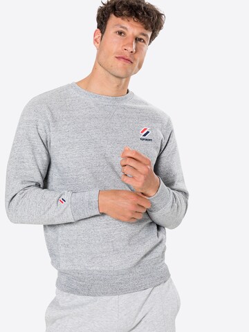 Sweat-shirt 'Essential' Superdry en gris : devant