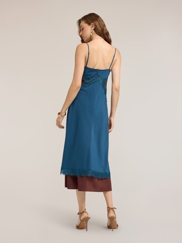 Robe MOTIVI en bleu