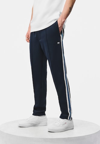 Weekend Offender Tapered Sportbroek in Blauw: voorkant