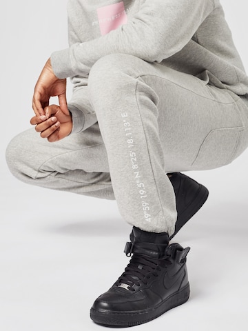 ABOUT YOU x Mero Loosefit Sweathose 'Code' in Grau