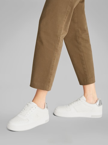 Calvin Klein Jeans Tenisky 'BASKET' – bílá