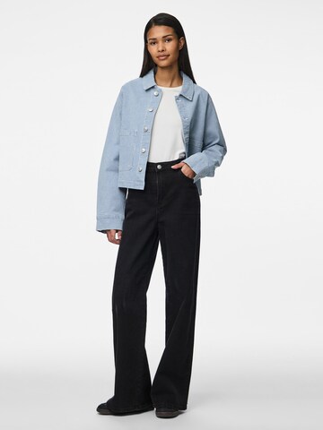 Veste mi-saison 'PCBillo' PIECES en bleu