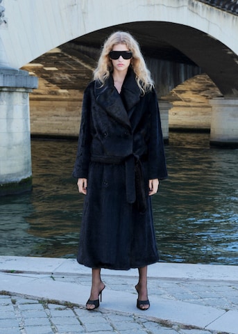 MANGO Wintermantel in Schwarz: Vorderseite